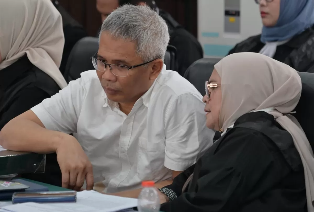 Muhammad Arief didampingi kuasa hukumnya dalam sidang Pengadilan Tipikor PN Negeri Pekanbaru, pada Selasa, 20 Mei 2026.
