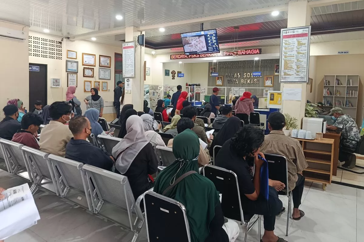 Suasana antrean pengaktifan ulang BPJS Kesehatan kategori Penerima Bantuan Iuran Jaminan Kesehatan (PBI JK). (f: kompas com)