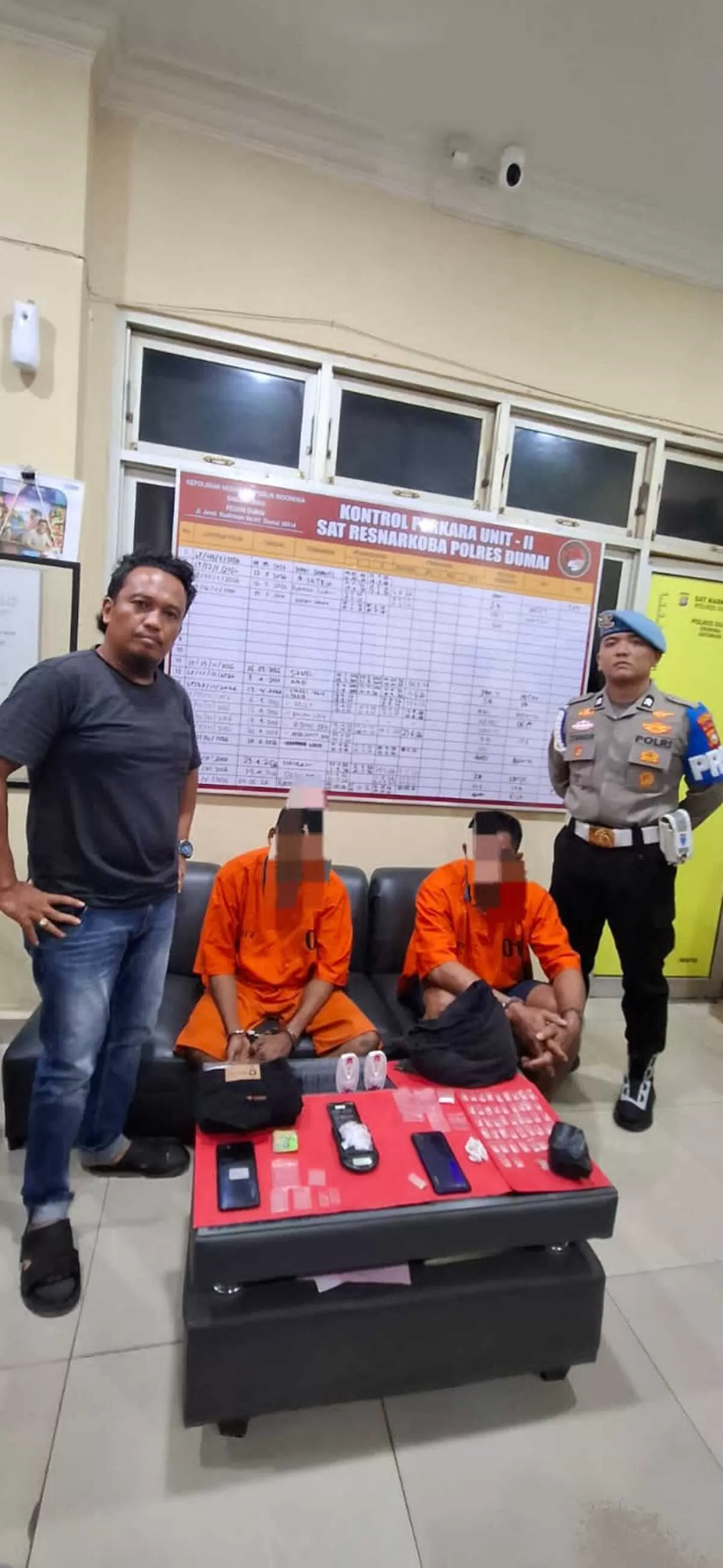 Tersangka MB dan ZL saat diamankan polisi.