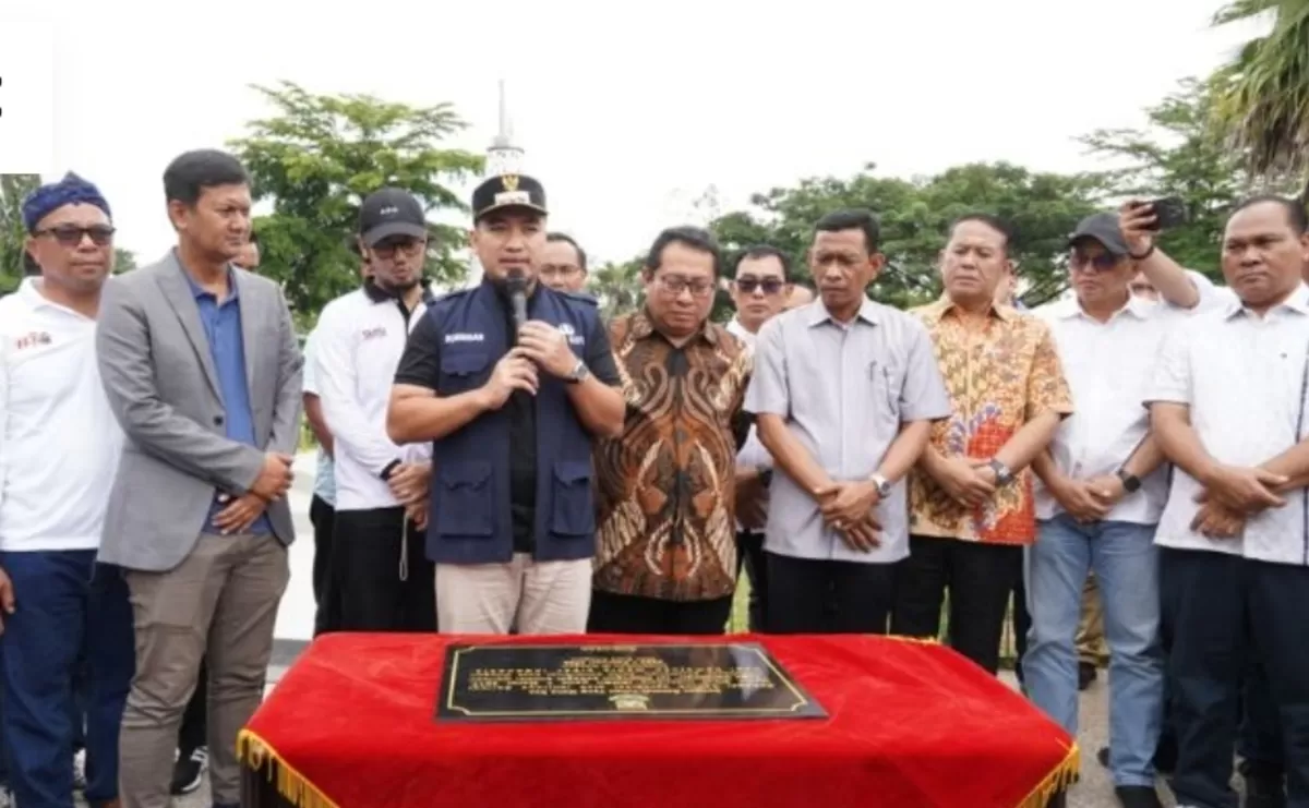 Peremajaan tanaman di sekitar Monumen SMSI di Kota Cilegon. (f: Ist)
