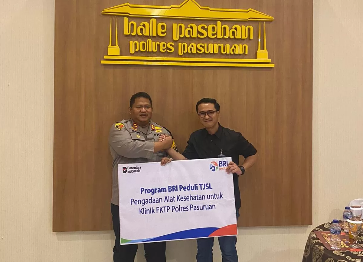BRI Branch Office Pasuruan menyalurkan bantuan Rp200 juta untuk pengadaan alat kesehatan Klinik FKTP Polres Pasuruan. (f: Ist)