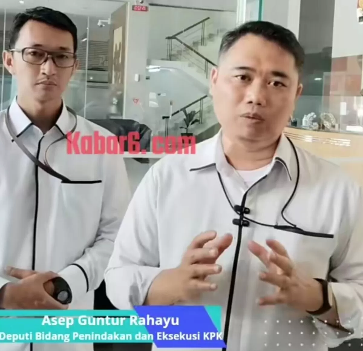 Deputi Penindakan dan Eksekusi KPK, Asep Guntur Rahayu, didampingi juru bicara KPK, Budi Prasetyo. (f: tangkapan layar video akun TikTok kabar6.com)