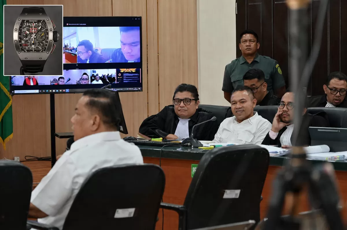SF Hariyanto saat jadi saksi dalam perkara dugaan korupsi yang menjerat Gubernur Riau nonaktif Abdul Wahid di Pengadilan Tipikor Pekanbaru, pada Rabu, 3 Juni 2026. (Insert: salah satu seri jam Richard Mille RM011 AJ Ti Felipe Massa)