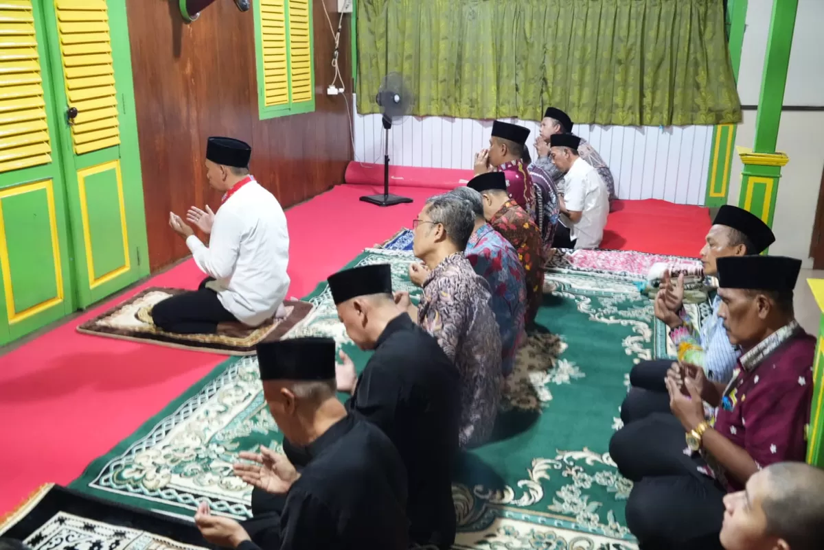 Wali Kota Administrasi Jakarta Timur, Munjirin, memberikan dukungan dana untuk penyelenggaraan tradisi Hajat Bumi Kramat Ganceng  di Kelurahan Pondok Ranggon, Kecamatan Cipayung, Kamis (4/6/2026) malam. (f: Ist). 