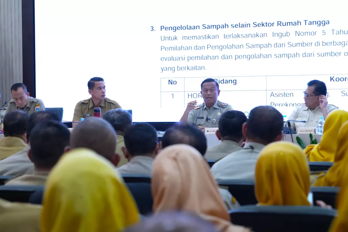 Wali Kota Administrasi Jakarta Timur, Munjirin, memimpin monev Timbulan Sampah di Ruang Rapat Sri Gunting (Ruang Pola), Lantai 2 Blok A Kantor Wali Kota Jakarta Timur, Selasa (9/6/2026). (f: Ist)