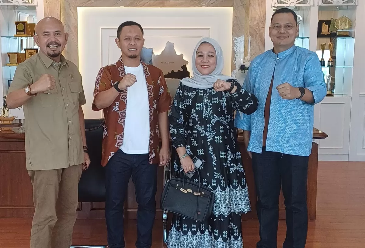 Pertemuan antara Walikota Pekanbaru, H Agung Nugroho dengan Komisioner KI Riau H Zufra Irwan dan Yulianti Chaidir di Rumah Dinas Walikota Pekanbaru, Kamis (11/06/2026). (f: Ist)