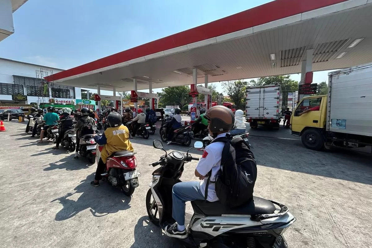 Mengisi BBM di SPBU. (f: kompas.com)