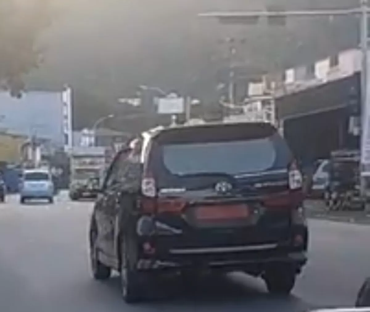 Lagi, Mobil Dinas Diduga Milik Pemkab Luwu Terpantau di Hari Libur. (f: Ist)