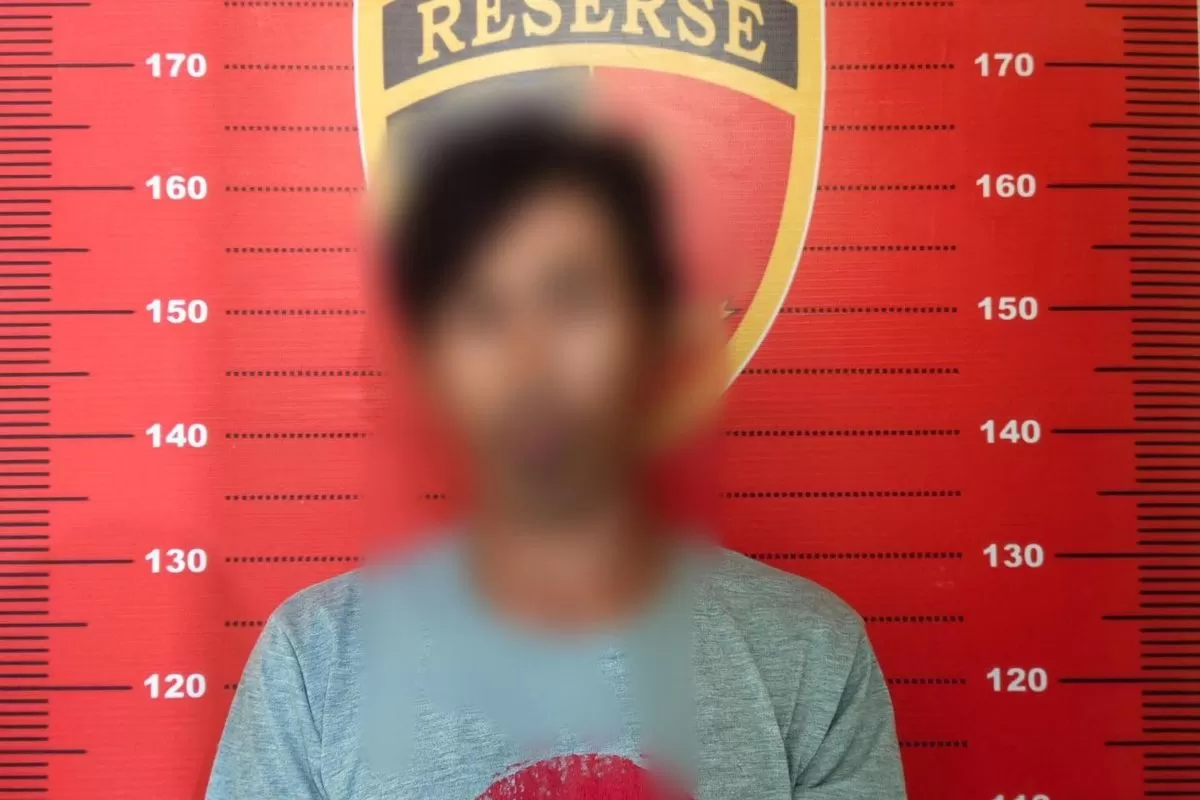 Polres Sekadau mengamankan seorang ayah berinisial D yang tega menghamili anak kandungnya. (f: dok. polres sekadau/kompas.com)
