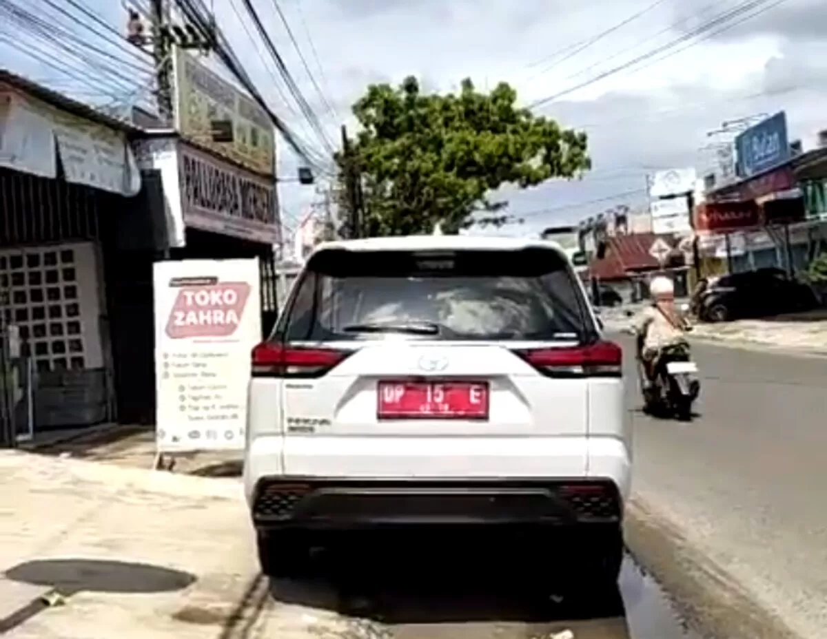 Mobil dinas pelat merah terpantau saat libur 1 Muharam. (f: Ist)