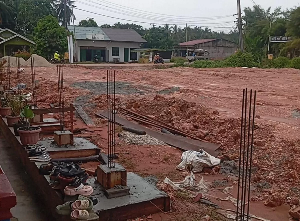 Pembangunan fasilitas pengolahan limbah industri PT Sari Dumai Sejati (SDS) persis di sebelah rumah di warga di Lubuk Gaung, Kecamatan Sungai Sembilan, Kota Dumai, pada Februari 2026. (f: istimewa)