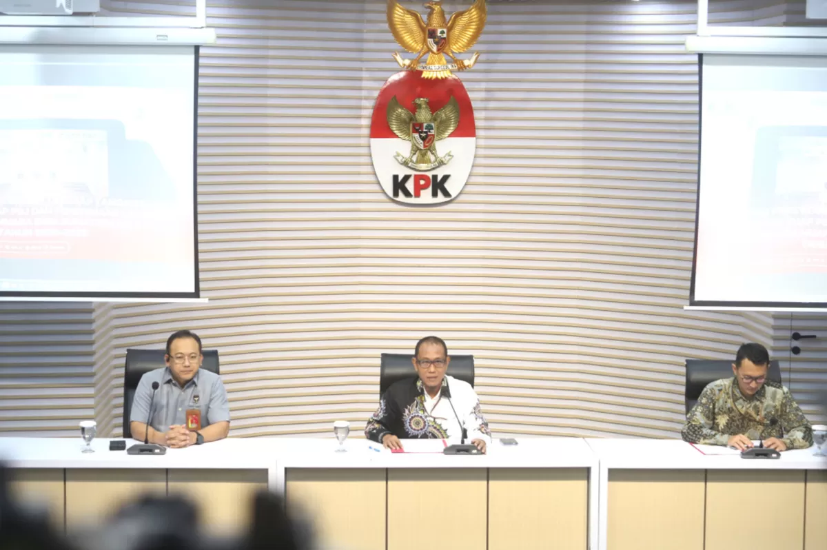 Plt. Direktur Penyidikan KPK Achmad Taufik Husein (tengah) didampingi Direktur Penindakan Kortas Tipikor Polri Brigjen Pol. Robertus Yohanes De Deo Tresna Eka Trimana dan Juru Bicara KPK Budi Prasetyo saat jumpa pers terkait OTT Bupati Muara Enim, pada Selasa, 9 Juni 2026. (f: internet)