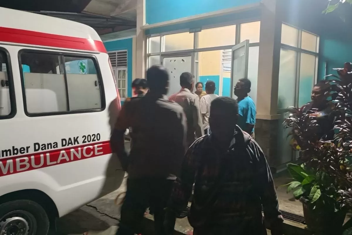 Korban saat dievakuasi ke Puskesmas Harapan untuk mendapatkan penangan medis/ Doc. Polsek Sentani Timur.&nbsp;(f: KOMPAS.com/ Doc. Polsek Sentani Timur)