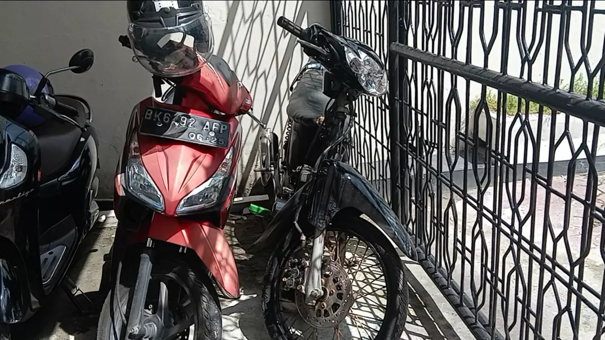 Warga desak PN Tebing Tinggi tertibkan parkir motor tanpa plat. (f: Ist)