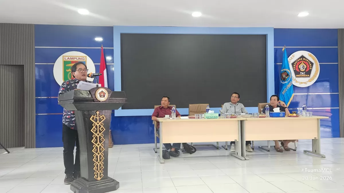 Sekjen PWI Pusat, Marthen Selamet Susanto, memberikan pengarahan saat rapat koordinasi strategis bersama Pengurus PWI Provinsi Lampung, Sabtu, 20 Juni 2026. (f: Humas PWI)
