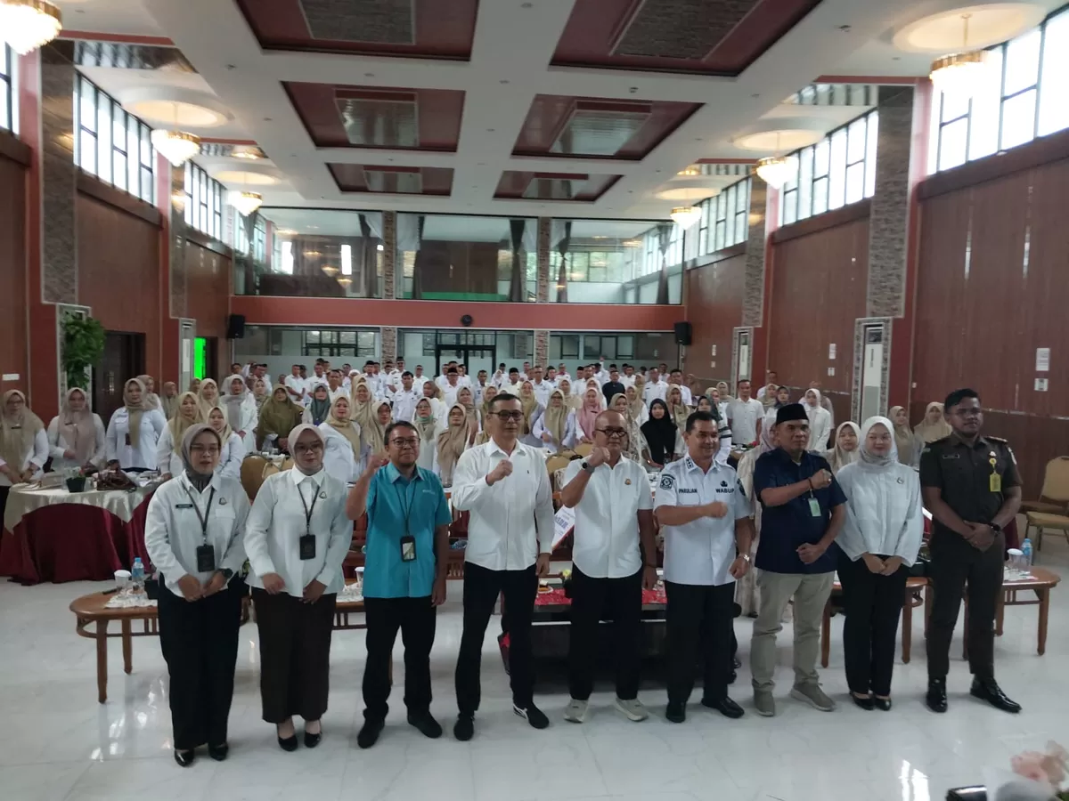 Para peserta foto bersama dalam sosialisasi penguatan program jaminan sosial ketenagakerjaan kepada pemerintahan nagari se-Kabupaten Pasaman di Lubuk Sikaping, Rabu (24/6/2026). (f: syf)