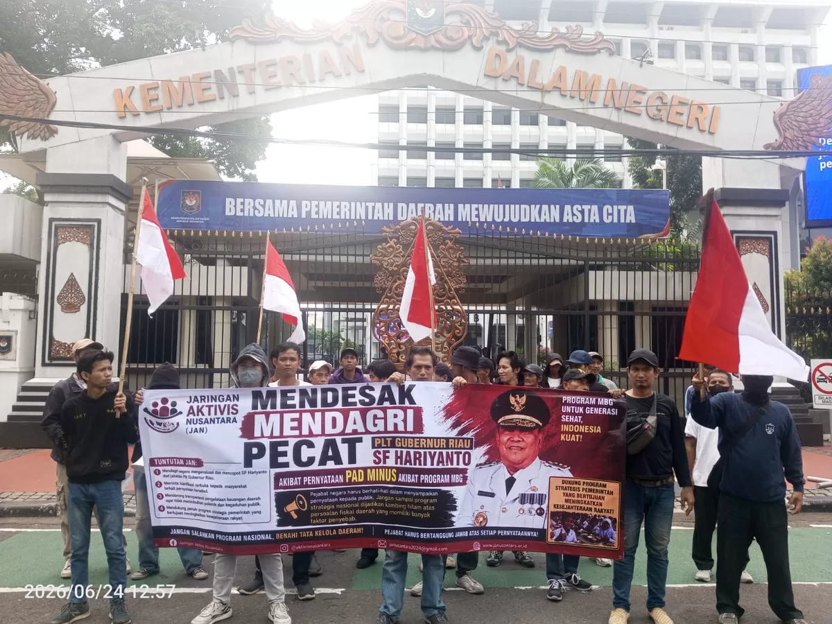 Jaringan Aktivis Nusantara (JAN), Rabu, 24 Juni 2026, unjuk rasa ke Kemendagri, mendesak Mendagri menonaktifkan SF Hariyanto dari jabatannya PLT Gubernur Riau.