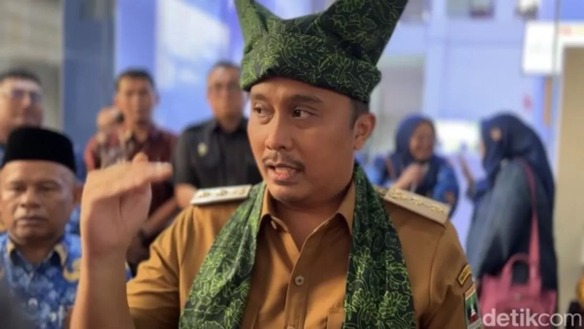 Wagub Sumbar,  Vasko Ruseimy. (f: detik.com)