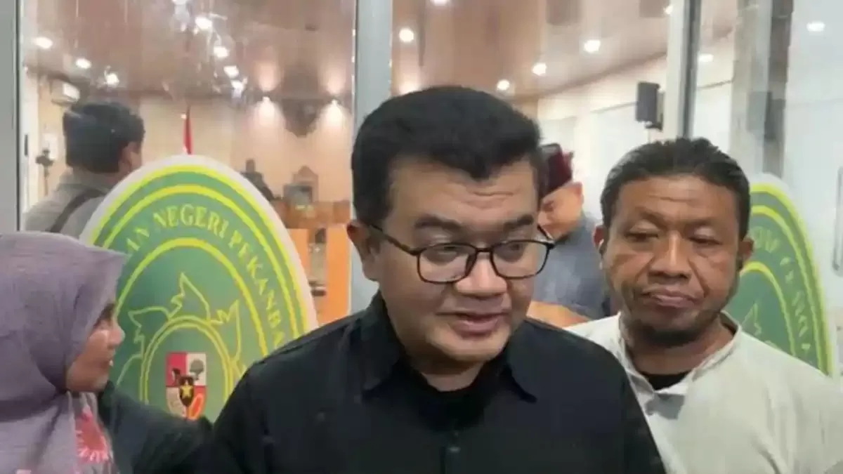 Ahli psikologi forensik, Reza Indragiri Amriel, usai jadi saksi ahli dalam sidang terdakwa Gubernur Riau nonaktif, Abdul Wahid, pada Kamis,25 Juni 2026. (f: Tribun Pekanbaru)