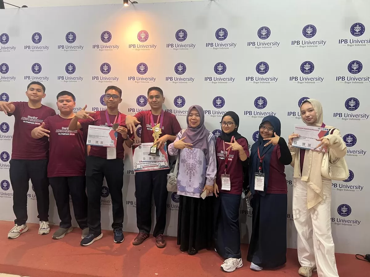 Tim siswa SMAN 8 Pekanbaru foto bersama guru pendamping, Lusi Anita, usai menerima medali dan penghargaan pada ajang Senior High School Olympiad 2026, di Bogor, Sabtu (27/6/2026).