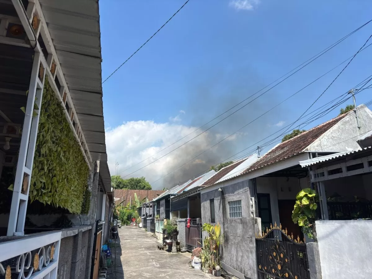 Asap pembakaran solar PLTD Pemaron di Perumahan Nirwana, Buleleng, Bali, terlihat dari rumah warga terdampak. (f: istimewa)
