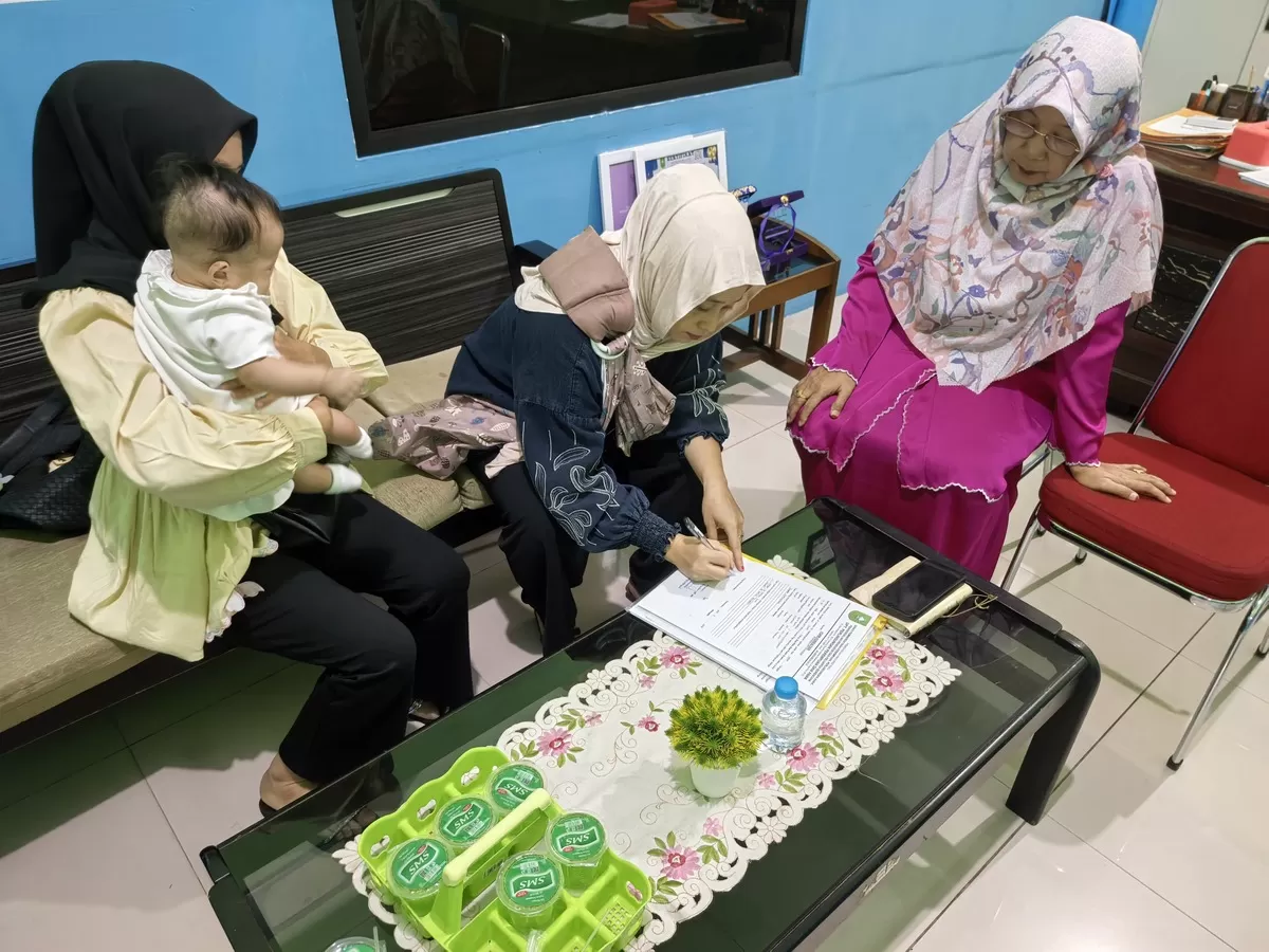 Nova Rianti saat melaporkan dugaan kriminalisasi dirinya ke Dinas Pemberdayaan Perempuan, Perlindungan Anak, Pengendalian Penduduk, dan Keluarga Berencana (DP3AP2KB) Provinsi Riau, pada Senin, 29 Juni 2026.
