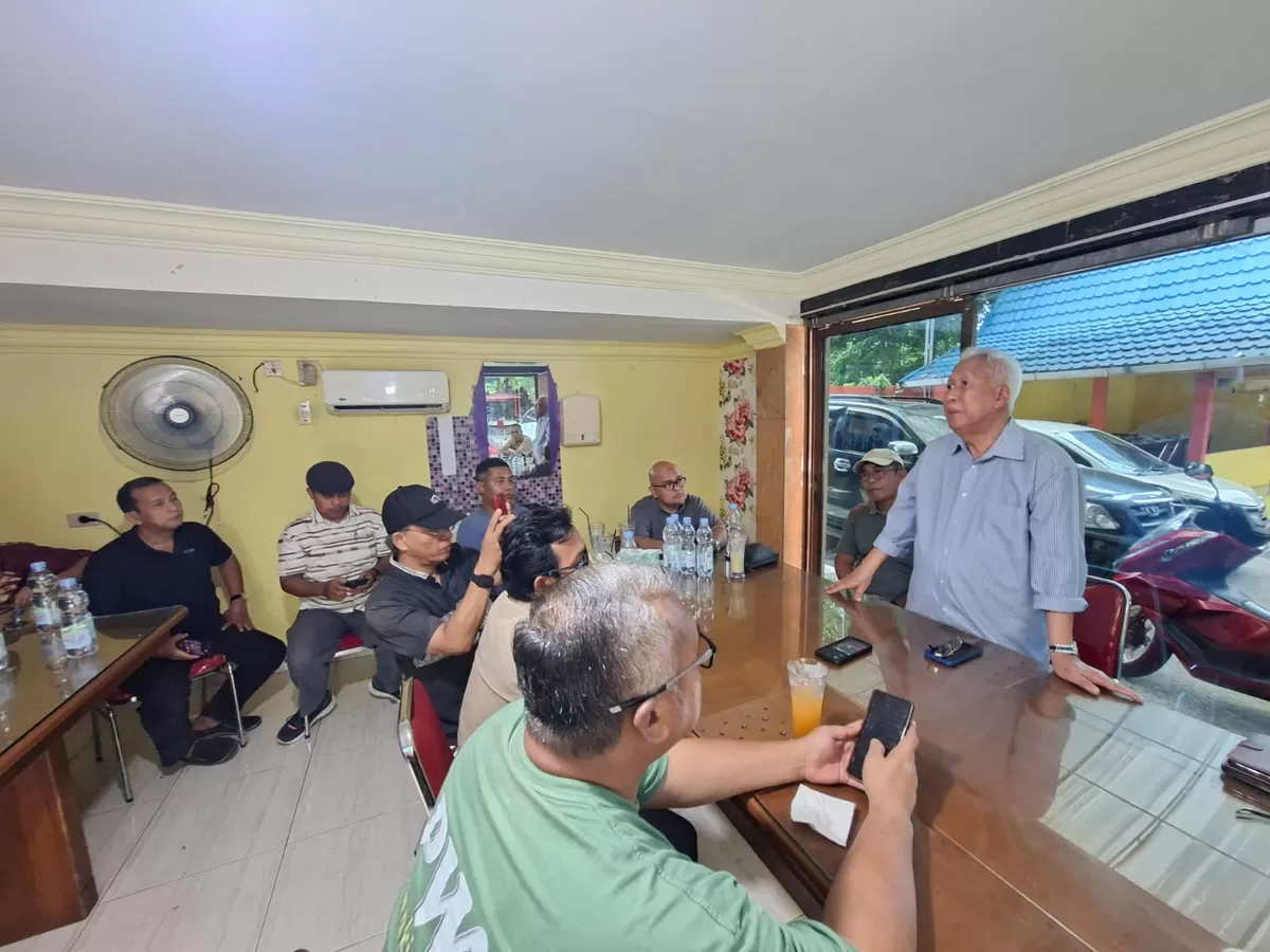 Rida K Liamsi saat menyampaikan pernyataan terbuka, di Pekanbaru, pada Selasa, 30 Juni 2026. (f: istimewa)