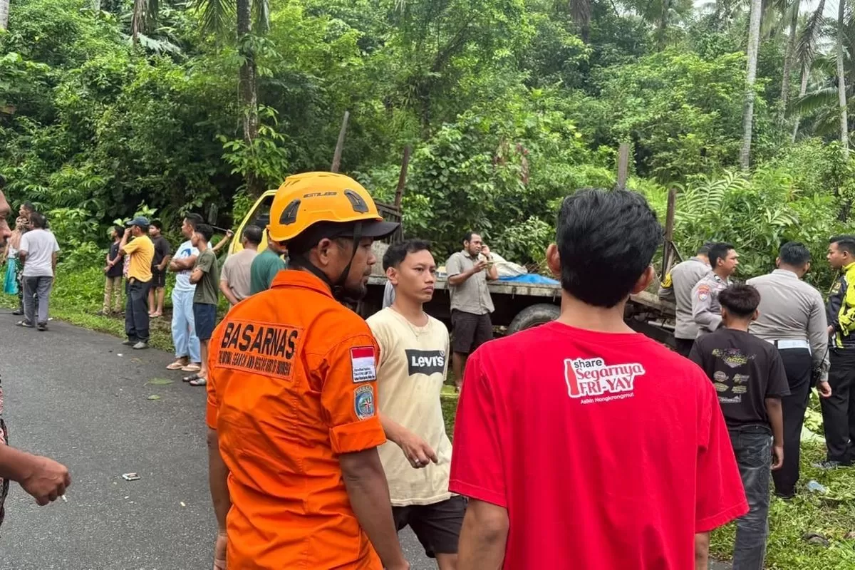 Kecelakaan tunggal tragis melanda sebuah truk bermuatan besi di Jalan Barangan, Kuranji, Kabupaten Padang Pariaman, Provinsi Sumatera Barat, Selasa (7/7/2026) pagi. (f: kompas.com)