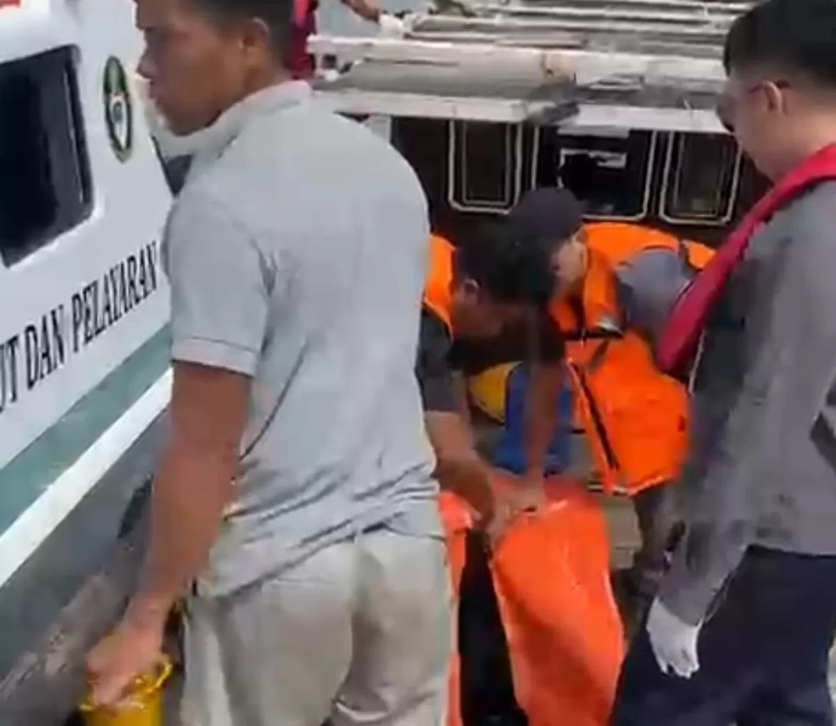 Detik-detik kapal pompong karam di Tanjung Buton, Siak, Selasa, 7 Juli 2026, satu tewas dan tiga korban masih hilang.