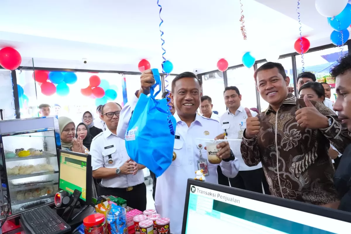 Walikota Administrasi Jakarta Timur, Munjirin, meresmikan TeFa D'Preneur Coffee and Mart milik SMK Dinamika Pembangunan 2 Jakarta, Rabu (8/7/2026). (f: Ist)