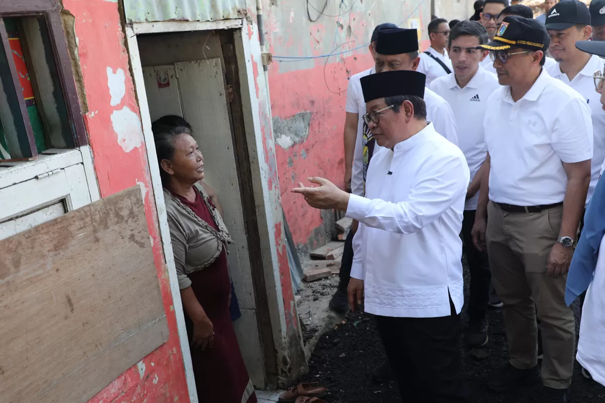 Gubernur DKI Jakarta, Pramono Anung, meninjau progres pembebasan lahan untuk proyek normalisasi Sungai Ciliwung di RW 03 Kelurahan Cawang, Kecamatan Kramat Jati, Jakarta Timur, Jumat (10/7/2026). (f: Ist)