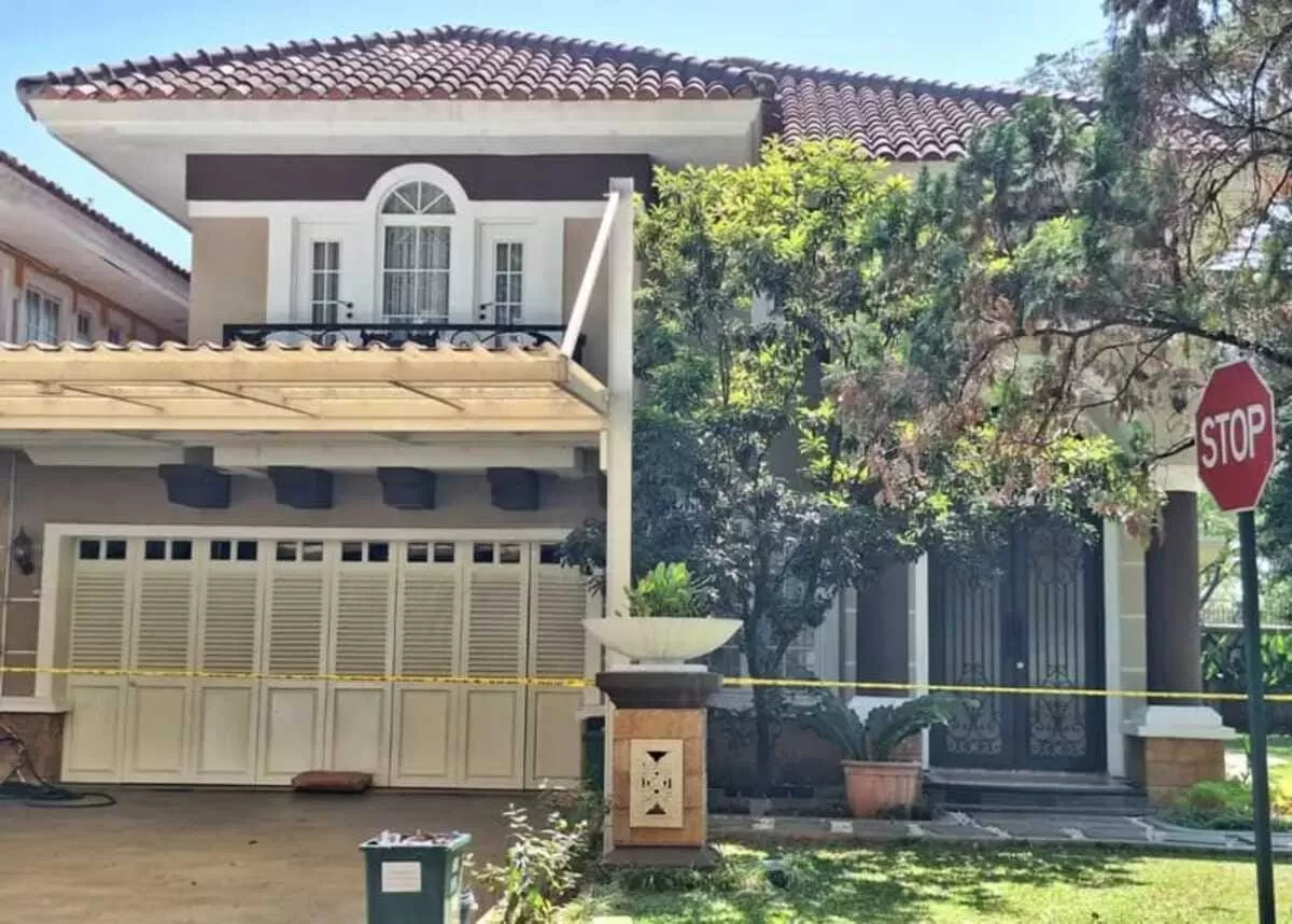 Penampakan rumah mewah milik Jampidsus Kejagung Febrie Adriansyah di Sentul, Bogor, dipasang garis polisi usai digeledah tim gabungan penyidik dari Kortastipidkor Polri, Rabu malam, 9 Juli 2026. (f: bogor24update)