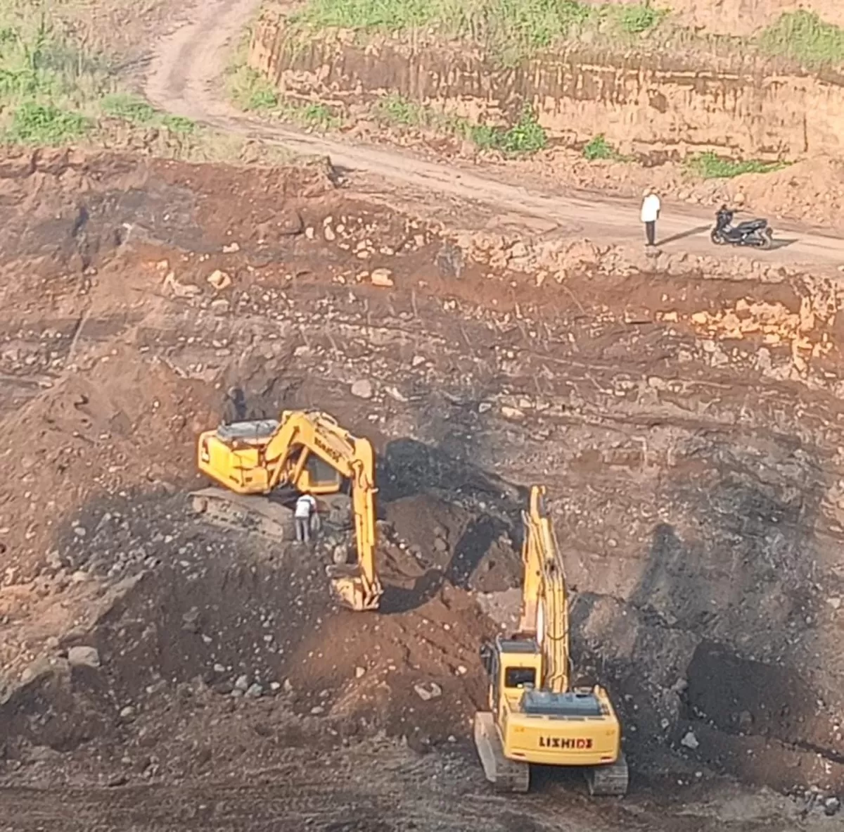 Aktivitas dugaan tambang Galian C di perbatasan Kelurahan Klatak dan Bulusan, Kecamatan Kalipuro, Banyuwangi. (f: Ist)