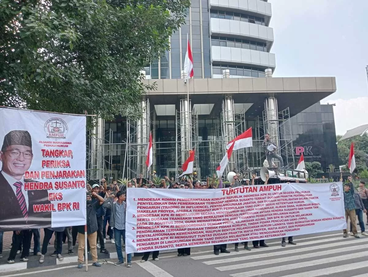 AMPUH menggelar aksi unjuk rasa di depan Gedung KPK, Jakarta, Rabu, 15 Juli 2026, mendesak pengusutan dugaan praktik makelar proyek dan perdagangan  pengaruh yang menyeret nama mantan Wakil Ketua BPK RI, Hendra Susanto.