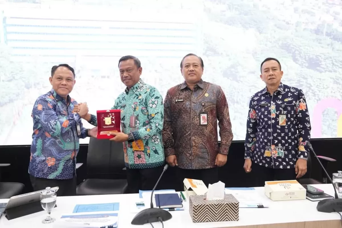 Penyerahan 55 sertifikat bidang tanah pada Rakorwil Bulan Juli 2026 di Ruang Sri Gunting (Ruang Pola), Kantor Wali Kota Jakarta Timur, Kamis (16/7/2026). (f: ist)