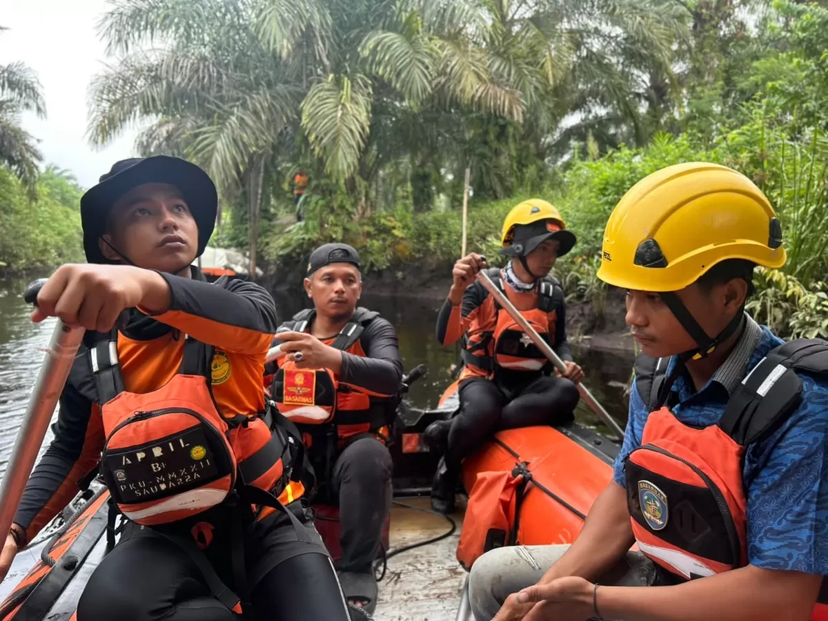 Tim Basarnas Pekanbaru melaksanakan pencarian satu orang diduga diterkam buaya di Muara Sungai Mampu, Kota Dumai, Sabtu (18/7/2026).. (f: Ist)