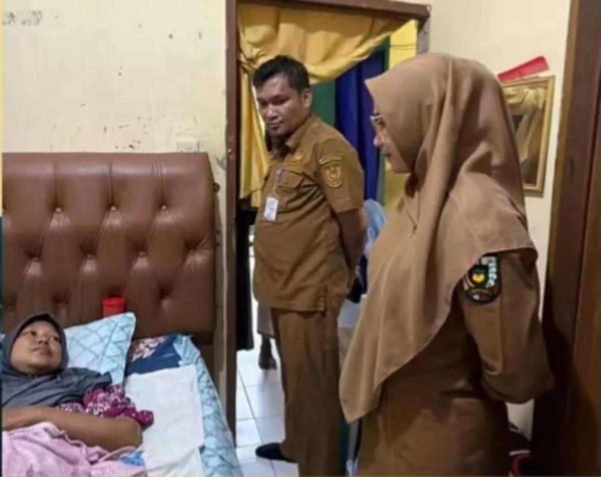 Camat Kulim, Fajri Adha mengunjungi kediaman salah seorang warga penderita kanker payudara stadium IV, di RT 02/RW 02, Kelurahan Sialang Rampai, Kecamatan Kulim.(f: Ist)