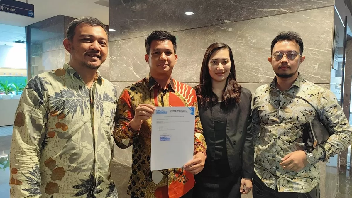 Tim kuasa hukum Sirait &amp; Co Law Office saat mengajukan pengaduan dugaan pelanggaran Kode Etik Advokat kepada Dewan Kehormatan DPN Indonesia. (f: Ist)