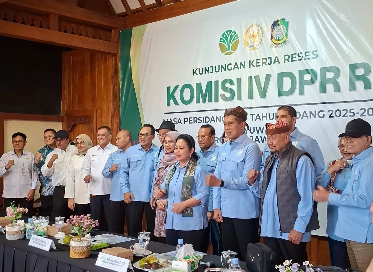 H Sumail Abdullah (kanan) dan anggota Komisi IV DPR RI lainnya termasuk Titiek Soeharto saat kunker dan reses di Pulau Merah Banyuwangi, Jawa Timur, Kamis, 23 Juli 2026. (f: AdaTah.com)