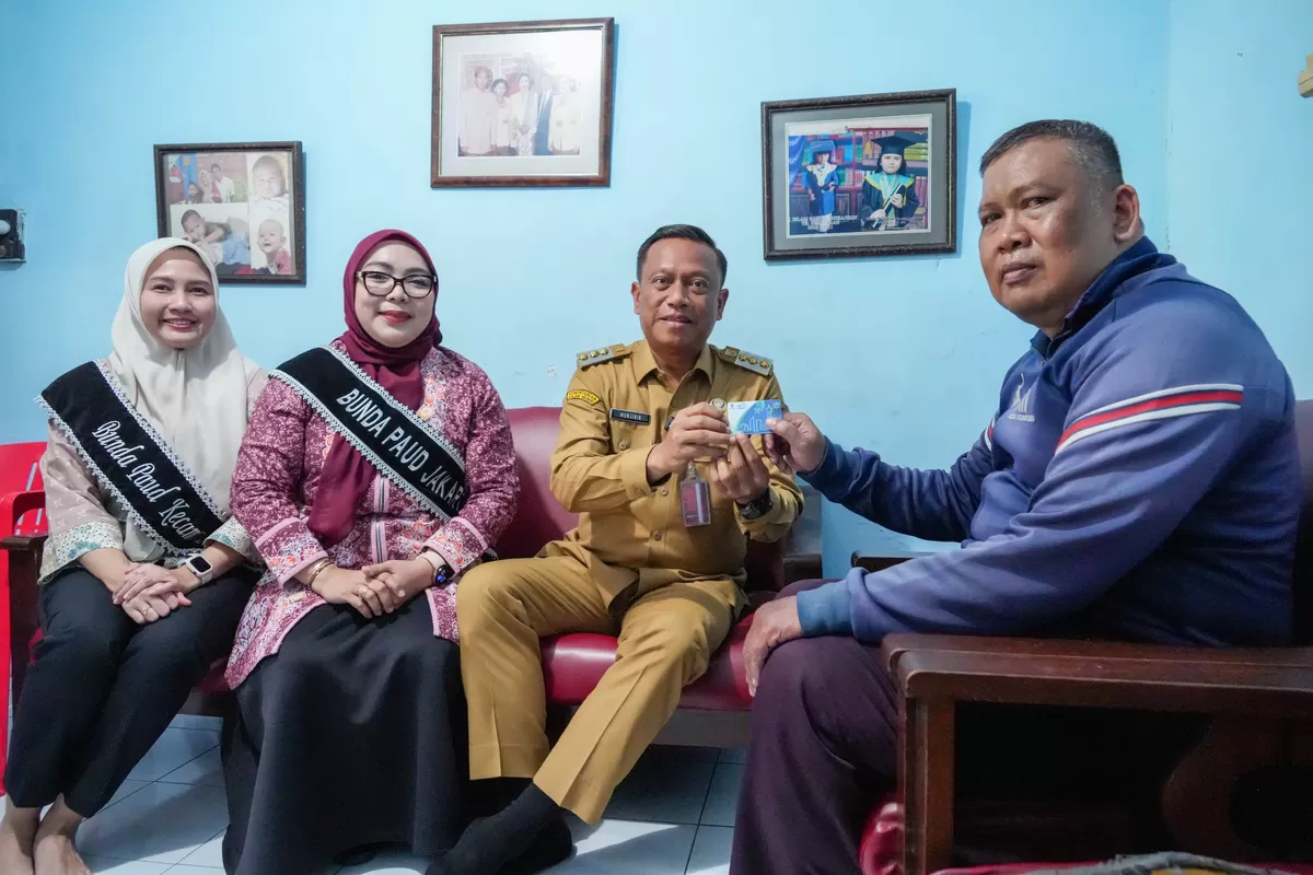 Wali Kota Administrasi Jakarta Timur, Munjirin, bersama Bunda PAUD Kota Administrasi Jakarta Timur, Essie Feransie Munjirin, mendatangi kediaman Danish di RW 09, Kelurahan Pondok Kelapa, Kecamatan Duren Sawit, Senin (27/7/2026). (f: Ist)