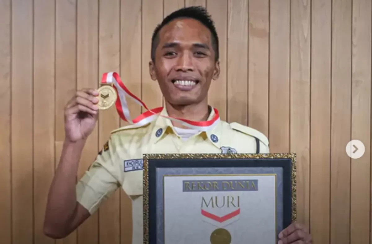 Satpam viral Khoirul Anam sempat dilarang orang tua raih gelar S2.  ((Instagram/@muri_org))