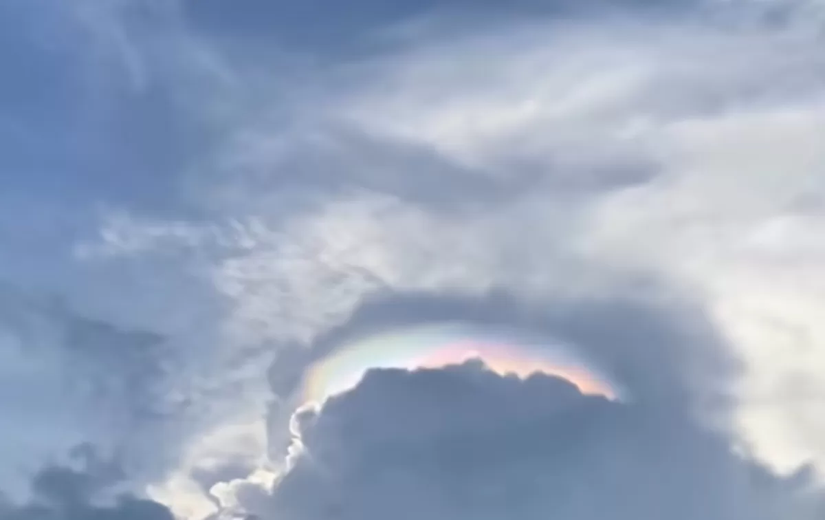 Potret awan pelangi, fenomena unik di langit Jember yang ternyata pernah terjadi di Bogor, lengkap penyebab.  (TikTok/@lia_asmaul_husna14)