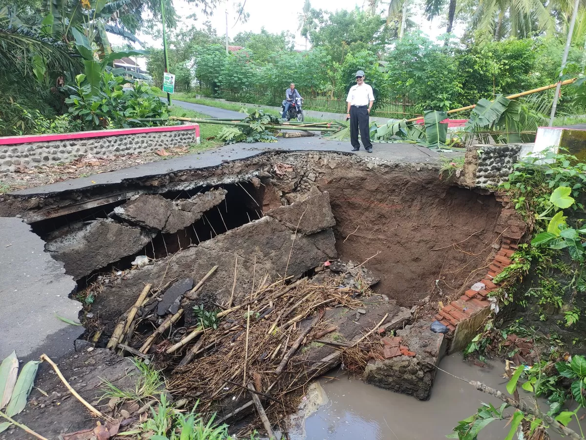 Jembatan Tapansari Penghubung Tiga Desa di Cluring Banyuwangi Ambrol ...