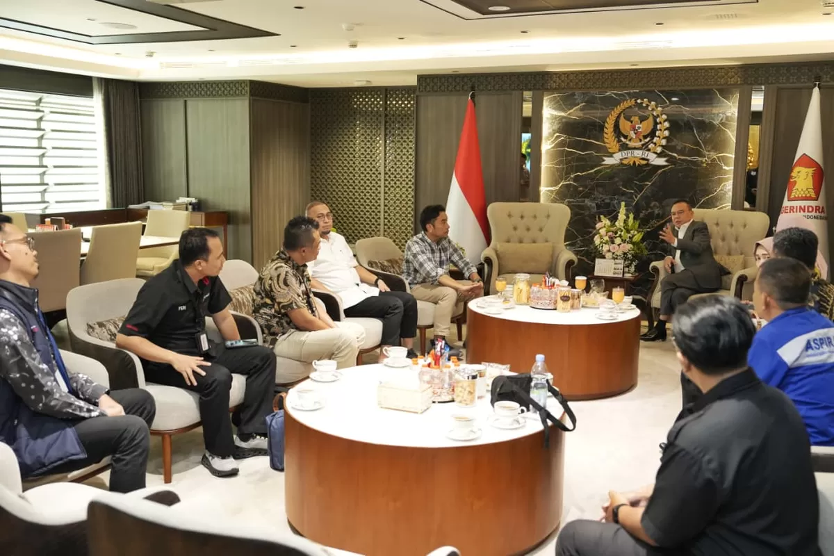 Wakil Ketua DPR RI, Sufmi Dasco Ahmad bersama pimpinan Komisi VI DPR RI menerima perwakilan Serikat Karyawan Telkom Indonesia (Sekar Telkom) di Gedung DPR RI, Senayan, Jakarta, pada Kamis, 23 Juli 2026.