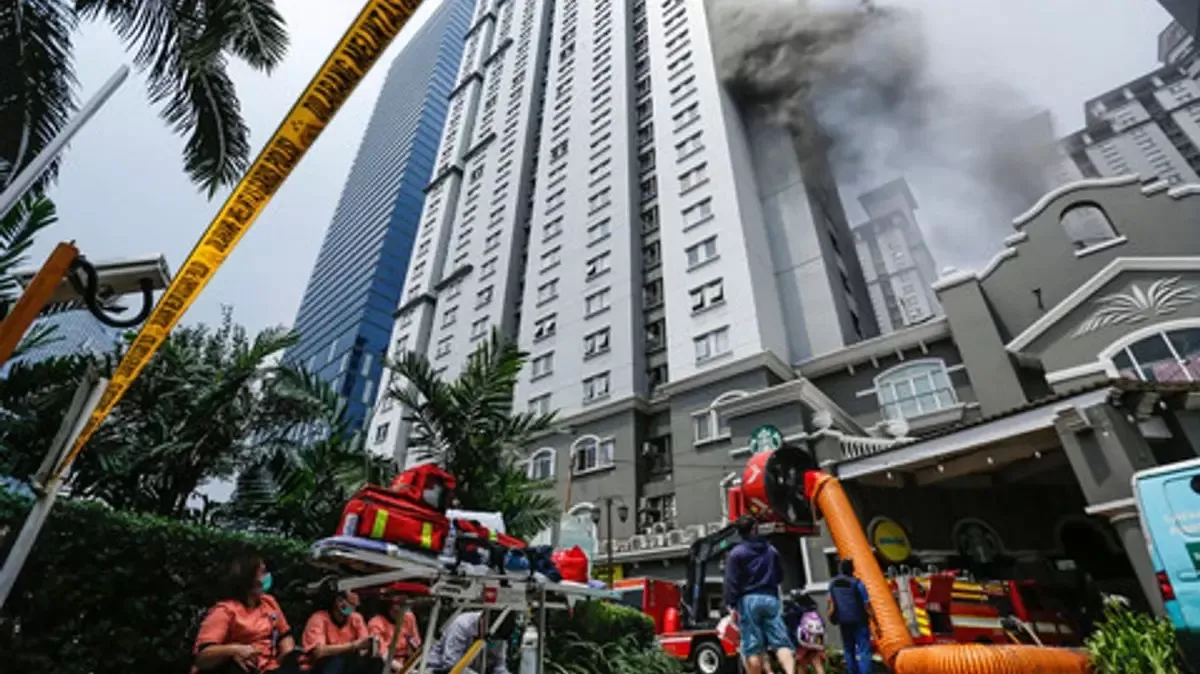 Evakuasi penghuni saat kebakaran Apartemen Mediterania Jakarta Barat dengan asap tebal (HukamaNews.com / Net)