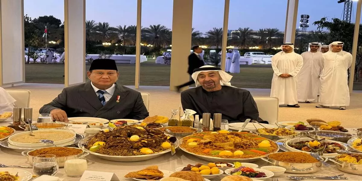 Suasana akrab dan hangat tergambar saat Presiden Republik Indonesia, Prabowo Subianto, berbuka puasa bersama Presiden Uni Emirat Arab (UEA), Mohammed bin Zayed Al Nahyan atau MBZ di Qasr Al Bahr, Abu Dhabi, Kamis (26/2/2026).). (Kalimantansatu.com/Dok. Bakom RI)