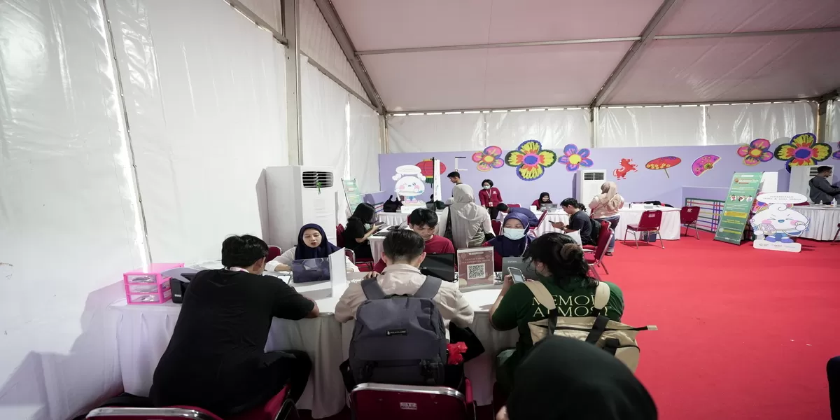 Para pengunjung antusias memanfaatkan layanan Cek Kesehatan Gratis (CKG) yang dihadirkan juga di Imlek Festival 2577. (Kalimantansatu.com/Dok. Bakom RI)