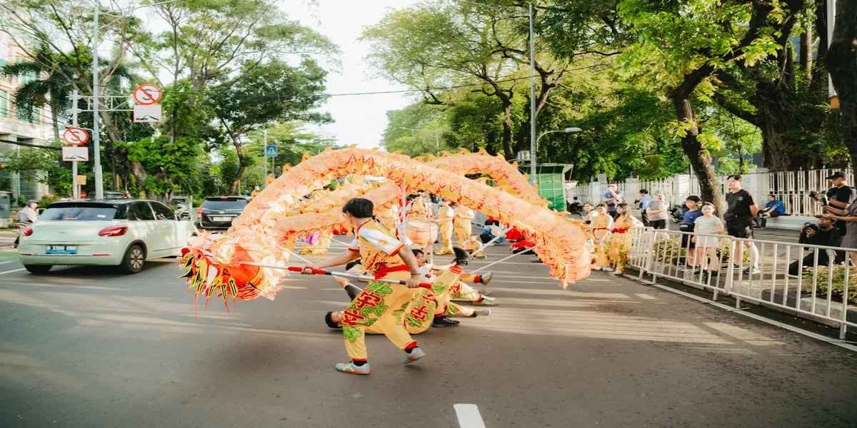 Parade Imlek Nusantara yang digelar di kawasan Terowongan Toleransi hingga Lapangan Banteng, Jakarta, pada Sabtu (28/2/2026) mendapat sambutan antusias dari masyarakat. (Kalimantansatu.com/Dok. Bakom RI)