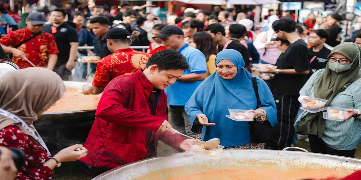 Kemeriahan acara puncak Imlek Festival 2577 yang digelar di Lapangan Banteng, Jakarta, begitu terlihat dari padatnya pengunjung di area kuliner.  Salah satu daya tarik utama dalam festival ini adalah sajian Ketupat Cap Go Meh raksasa dari kreator konten kuliner, Bobon Santoso. (Kalimantansatu.com/Dok. Bakom RI)