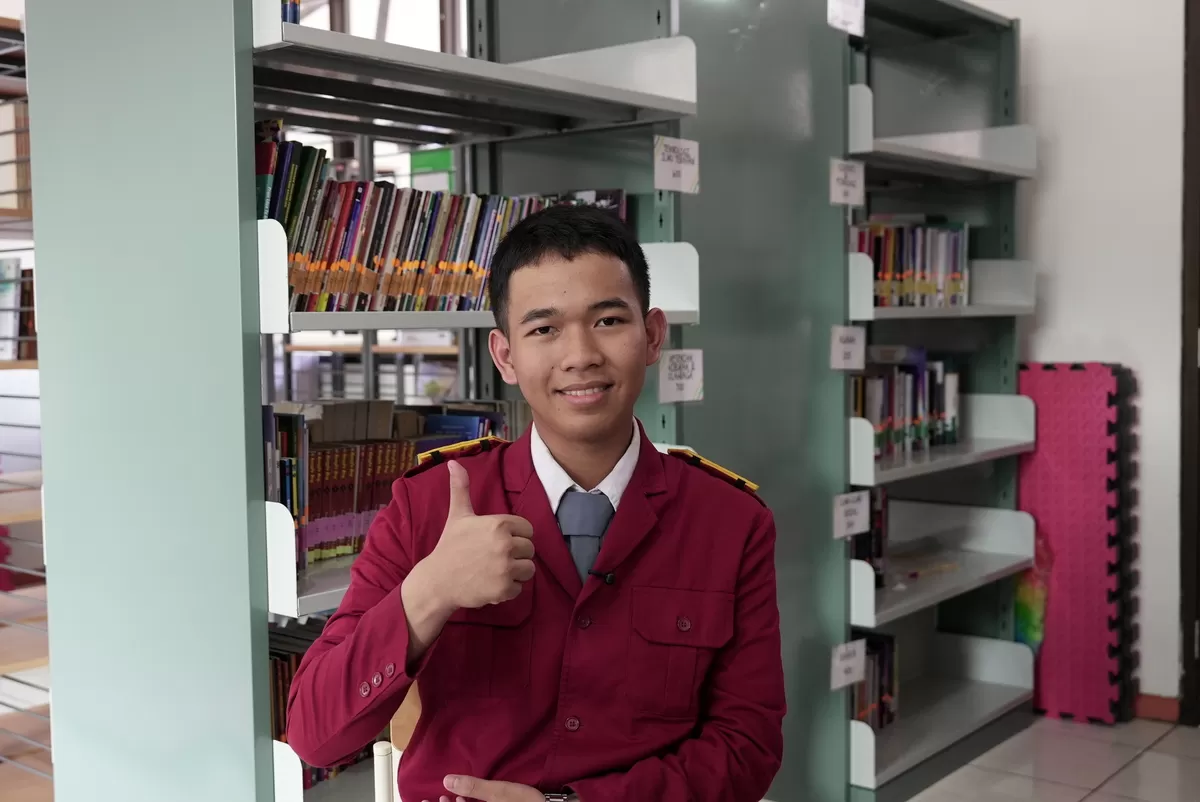 Akbar Varel Areva (17) adalah anak seorang pengemudi ojek online.  Ia sempat putus sekolah karena keterbatasan akses pendidikan.  Tapi harapan baru terbuka berkat Sekolah Rakyat yang dibuka pemerintah. (Kalimantansatu.com/Dok. Bakom RI)